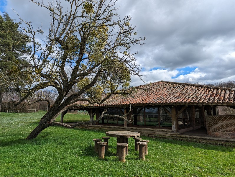 Le grand couvert, ouvert l&#39;été et bordé de tables de pique-nique.