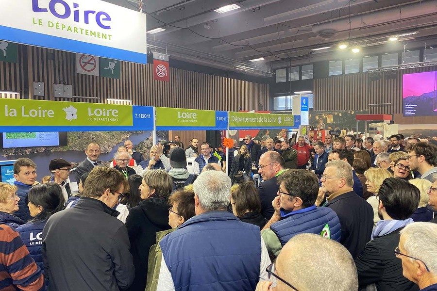 De nombreux élus, dont le Président Georges Ziegler, ont inauguré le stand à Paris.