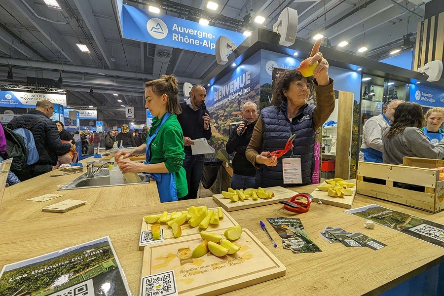 Vice-présidente déléguée à l&#39;Attractivité et au Tourisme, Véronique Chaverot a fait déguster les pommes du Pilat.