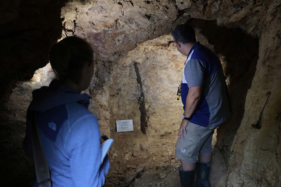 Les vestiges de Saint-Joseph portent des traces de marteau et pointerolle, deux outils utilisés au XVIIe pour l’excavation.