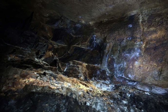Les parois de la mine d'antimoine.