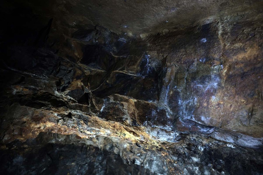 Les parois de la mine d&#39;antimoine.