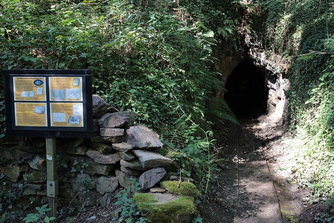 Il est possible d'observer la galerie depuis le seuil.
