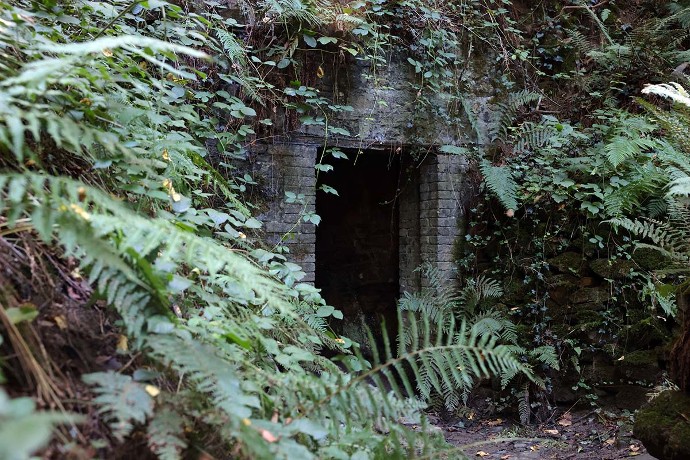 Ancienne galerie de la mine d’or, la dynamitière fut réaménagée en 1911 pour accueillir les stocks d’explosifs nécessaires à l’extraction de l’antimoine. « Elle n’a probablement jamais servi ».