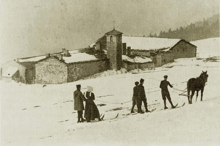 Lorsqu’en 1927 Eugène Masson, employé du Trésor public, rachète les terrains de la Jasserie à La Valla, il n’imagine pas combien seront durs les premiers hivers. Sans électricité. Sans téléphone. Mais les skieurs sont nombreux, les dimanches, à venir tromper cette vie de solitude.