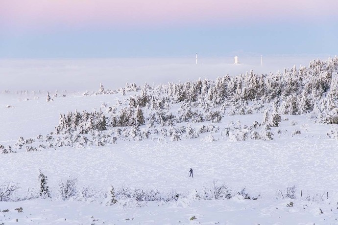 C’est à la Jasserie que « Dudu » Masson, fils d’Eugène, s’initie aux plaisirs de la glisse. Avec succès puisque le jeune homme, champion de France, décroche bientôt sa qualification pour les JO de Saint- Moritz. Les randonneurs règnent aujourd’hui sur les pentes de givre.