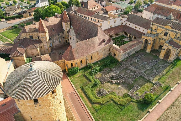 L’Abbaye de Charlieu était autrefois constituée de nombreuses chapelles (deux restent accessibles au public). Et pour cause : les moines clunisiens faisaient le commerce des messes funèbres et des droits de sépultures. À grand nombre d’autels, grand nombre de célébrations.