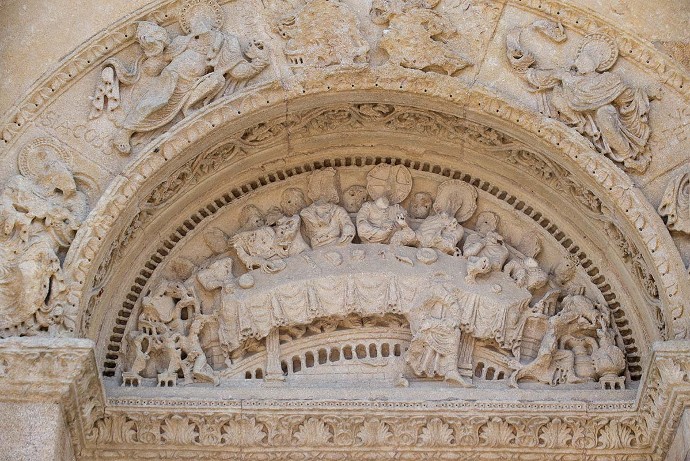 Ne manquez pas d’admirer, côté place, le porche daté du XIIe siècle : exceptionnel portail roman sculpté dans la pierre. Feuillages, rubans plissés et vieillards musiciens y sont d’une finesse rare.