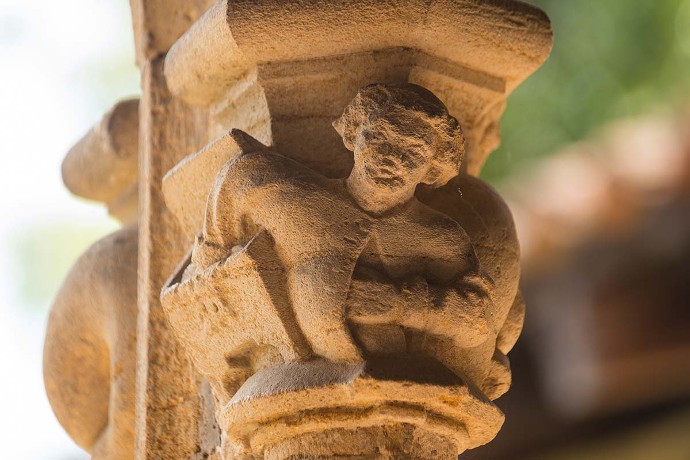 À 600 mètres de l’abbaye se trouve le Couvent des Cordeliers. Il fut édifié au XIIIe siècle par un ordre concurrent, les franciscains, à la demande des habitants. Les Charliendins espéraient ainsi contrer la toute-puissance bénédictine.