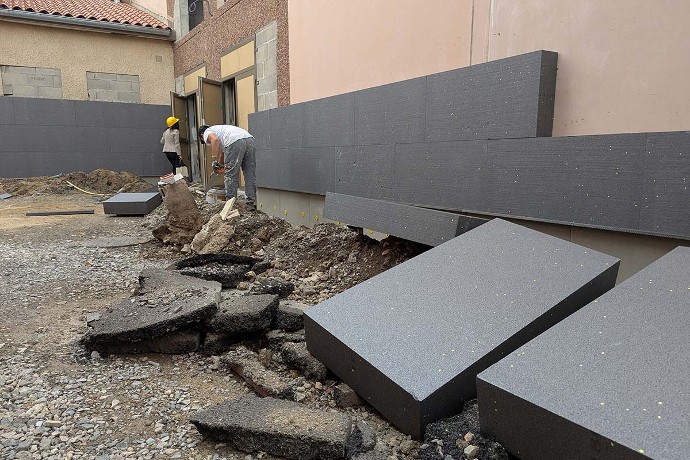 L'établissement sera bientôt isolé par l'extérieur.