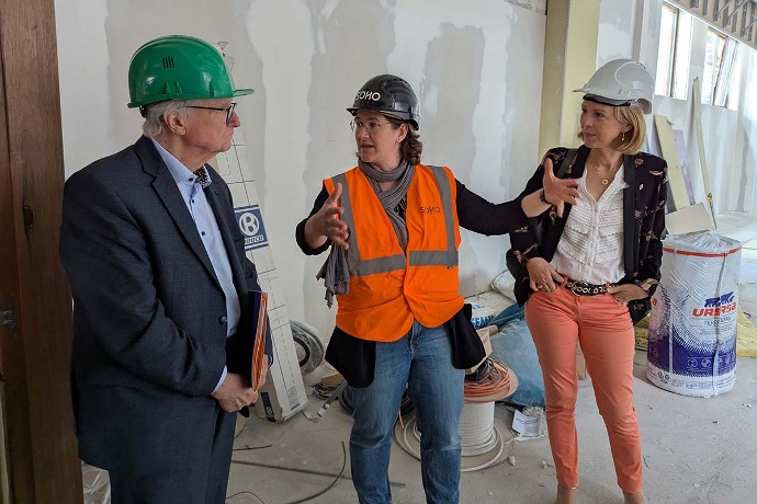 Le Président et la vice-présidente en compagnie de l'architecte.