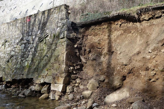 Le mur Régrillon, sur la RD 7 à Pélussin au lendemain de la crue du 17 octobre 2024.
