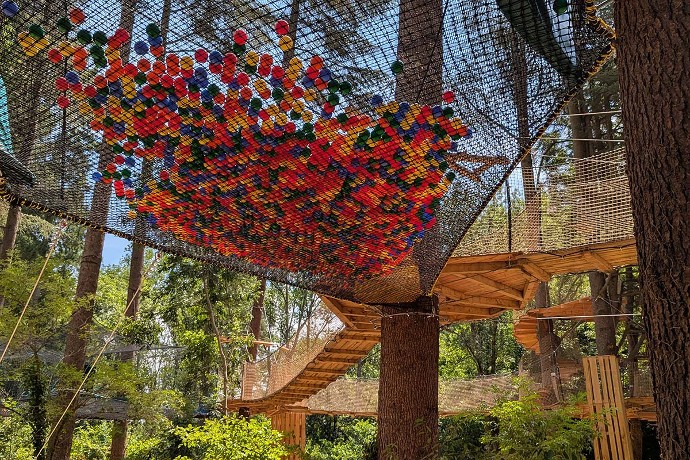 L'accro-filet du nouvel espace de loisirs financé par la Roannaise de l'eau.