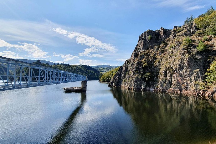 Le barrage du Rouchain n’a pas l’ancienneté de son voisin. Sa construction, en enrochement, date de 1976. Le Roannais renforce à l’époque ses capacités de stockage, les réserves d’eau du Chartrain n’excédant pas une semaine de consommation. Les deux retenues cumulent aujourd’hui 10,6 million de m³.