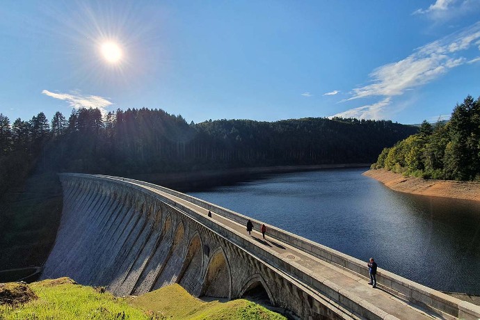 Le barrage du Chartrain, également appelé barrage de la Tâche, culmine à 501 mètres. Face à lui, les forêts des monts de la Madeleine.