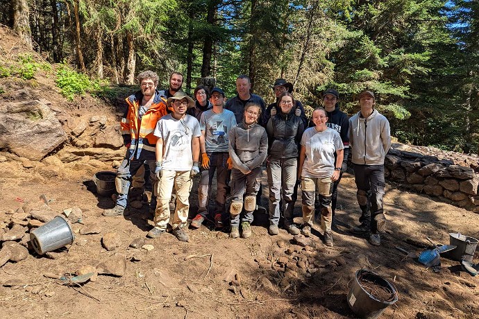 L'équipe de fouilles, à l'été 2025, sur le chantier de la Régardière.