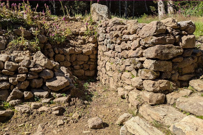 Les premiers sondages sur site remontent à 2017. Six campagnes de fouilles ont été menées sur l'ensemble clos de Saint-Bonnet-le-Courreau.