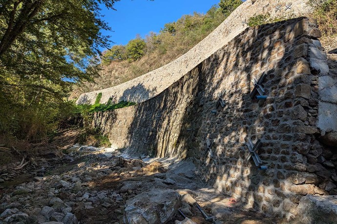 Le mur Régrillon, sur la RD 7 à Pélussin, à l'automne 2025.