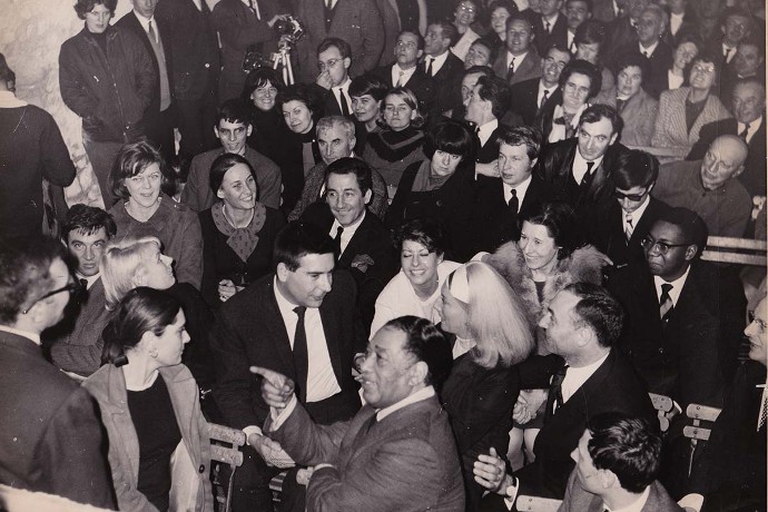 Le public massé dans l'ancienne écurie du château.