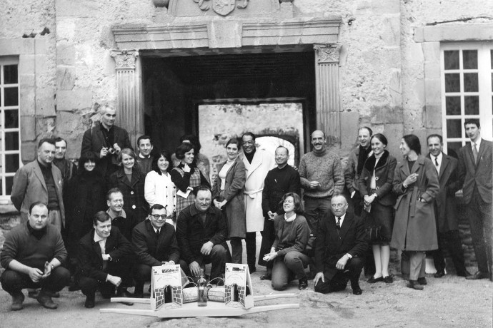 Photo de famille prise devant le porche. Aux côtés de Duke, on reconnaîtra notament Paul Bouchet et Bernard Cathelin.