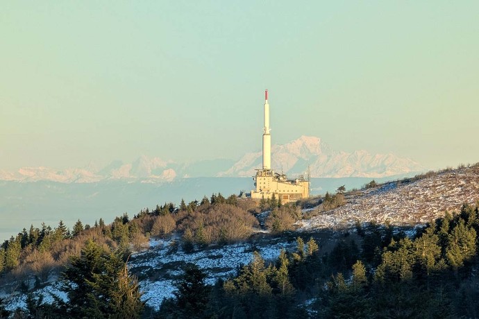 Sublime point de vue sur la chaîne des Alpes et le Mont-Blanc.