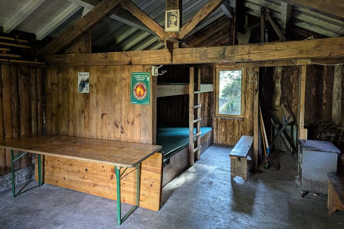 Le chalet a été entièrement restauré en 2018 : l’Organisme touristique de Bourg- Argental a procédé à la réfection de sa toiture, de son dallage, bardage et des huisseries sans dénaturer l’existant. « C’est une volonté de l’association que de garder son côté rustique », précise la présidente Marie-Claude Chatelon.