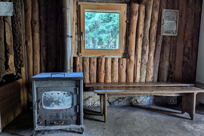 Le vieux poêle, possiblement daté de 1939.