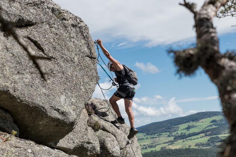 Via Ferrata sur le Rocher de l'Olme, à Chalmazel I  © Vincent Poilet