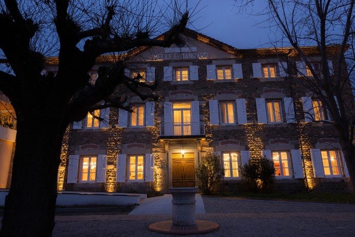 Façade extérieure à la nuit tombée - ©Hôtel 2M