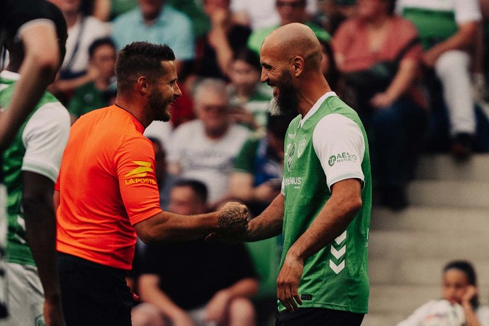 Jessy Moulin et Loris Nery, ancien Vert, devenu arbitre.