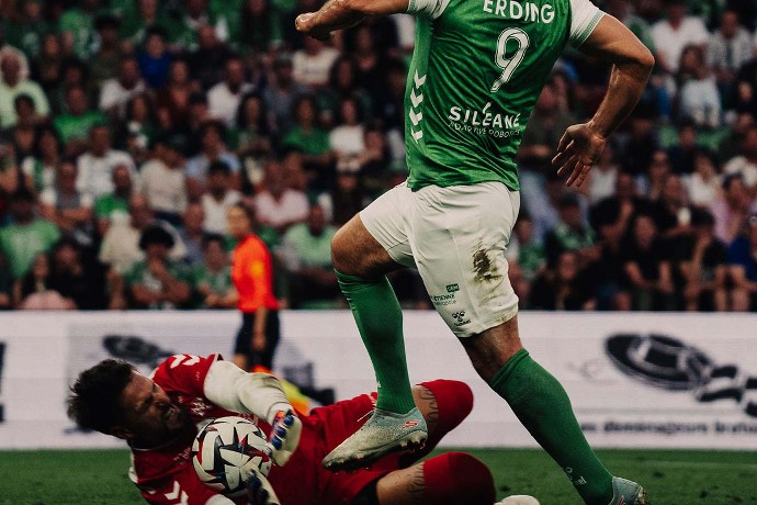 Melvut Erding, ancien attaquant, devant Benoit Costil.