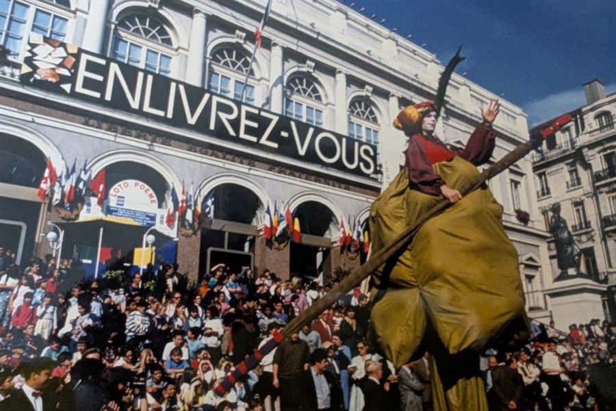 Les échassiers, sur la place de l'hôtel de ville. © Archives personnelles de Jacques Plaine