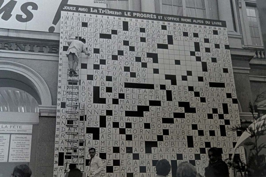 Les mots croisés en façade de l'hôtel de ville.© Archives personnelles de Jacques Plaine