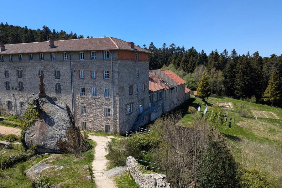Vue depuis les deux rochers de Peyrotine. Le premier monastère est édifié sous le règne de Louis XIV. Le roi dote la mission de 126 arpents de bois : il s’agit d’évangéliser les paysans de la montagne. 16 prêtres s’installent à 1 108 mètres d’altitude. Le couvent abrite aussi un séminaire. Différentes congrégations s’y succèdent : sulpiciens, bénédictins, franciscains, pères de l’Union au Très Saint Sacrement et finalement missionnaires de la Salette. Le 15 août est un temps fort du sanctuaire.
