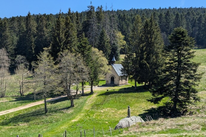 La chapelle de la source. L’actuel édifice date de 1869. Il fut précédé de nombreux autres. Un minuscule clocheton domine la clairière.