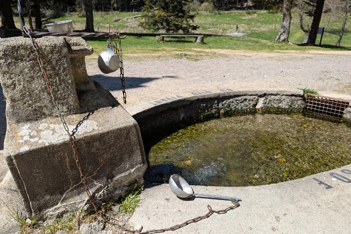 La source miraculeuse. L’eau ne jaillit plus sous l’autel, elle serpente sous la dalle jusqu’à la fontaine. Elle serait, paraît-il, toujours à 6,7 °.