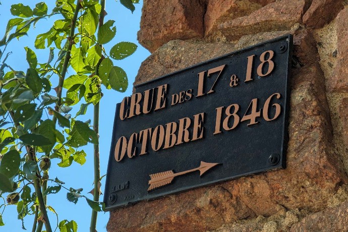 Ici, le repère situé sur le mur de la capitainerie au port de Roanne.