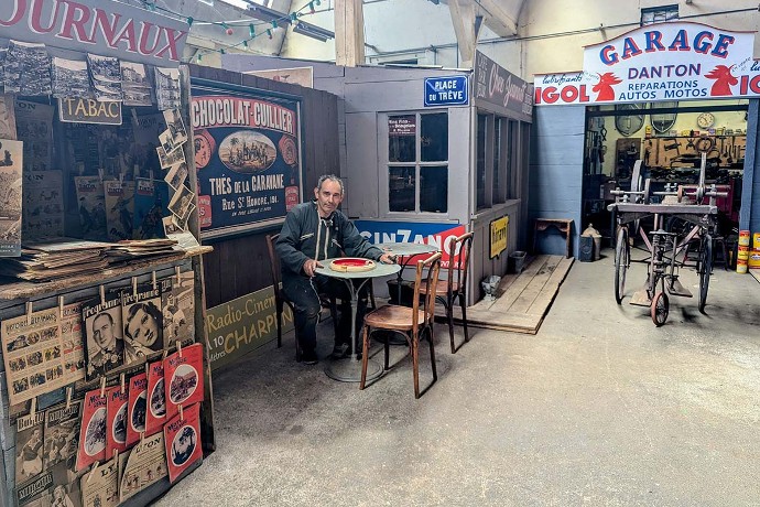 Le garage Danton, le kiosque à journaux, le café Chez jeannot...