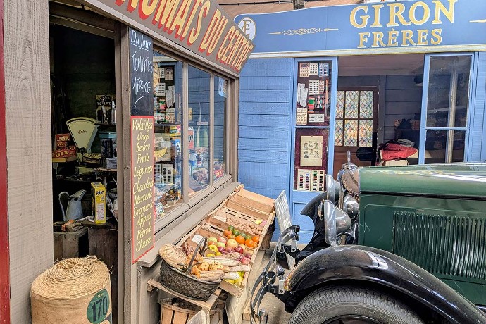 Les Économats du centre et la boutique Giron.