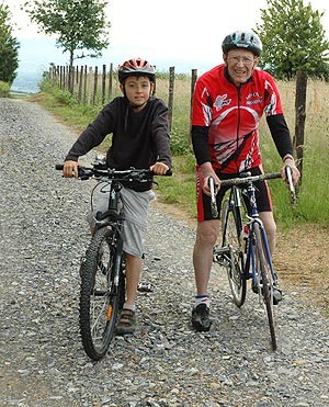Un grand père et son petit fils faisant du vélo