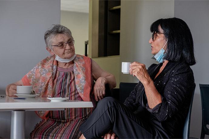 CONVIVIALITÉ. Avant et au milieu de chaque Entract’mémoire, place à un instant de partage autour d’un café très apprécié de tous.