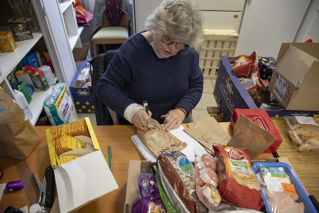 Le Secours populaire français lutte contre la précarité.